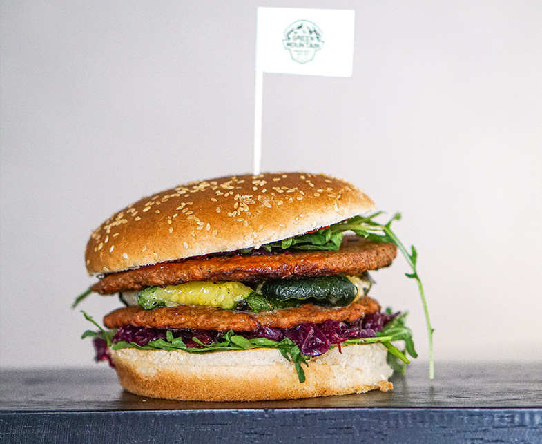 Plant-based Smash Burger mit Grillgemüse und Rucola
