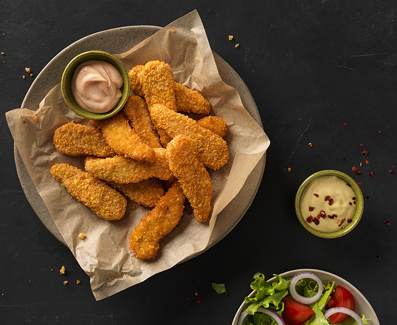 Aufsicht Rezeptinspiration: Plant-based Tenders mit Dip uns Beilagensalat
